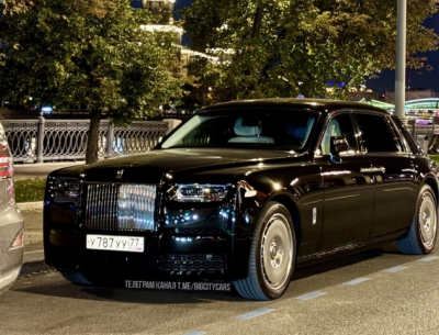 Rolls-Royce Phantom на щебне