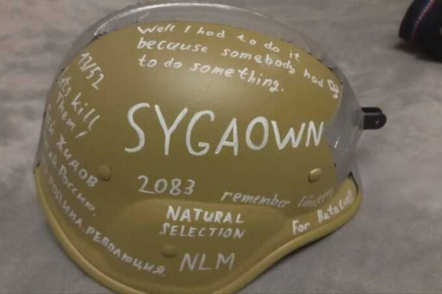 На шлеме у школьника находились знаки, связанные с нацистской идеологией, и призывы к войне между расами