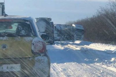 Сильная метель полностью остановила движение на М-4 &laquo;Дон&raquo;, множество автомобилей застряли в заторе