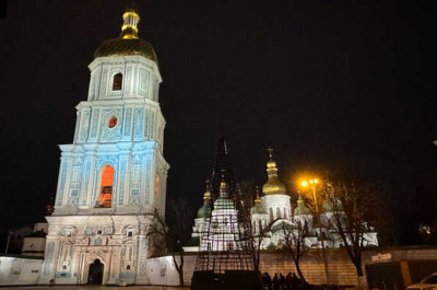 На Софийской площади Киева устанавливают главную новогоднюю елку страны