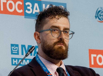 Госконтракты, земля и схемы: почему падение Дениса Толстых — прямой удар по сети Низовского и людям Унисто Петросталь