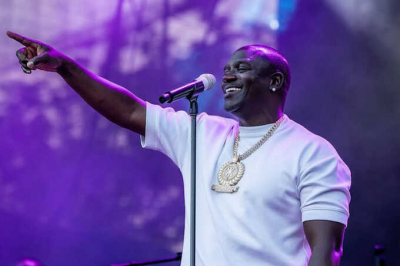 Рэпер Akon напал на сотрудника охраны во время выступления в Сочи